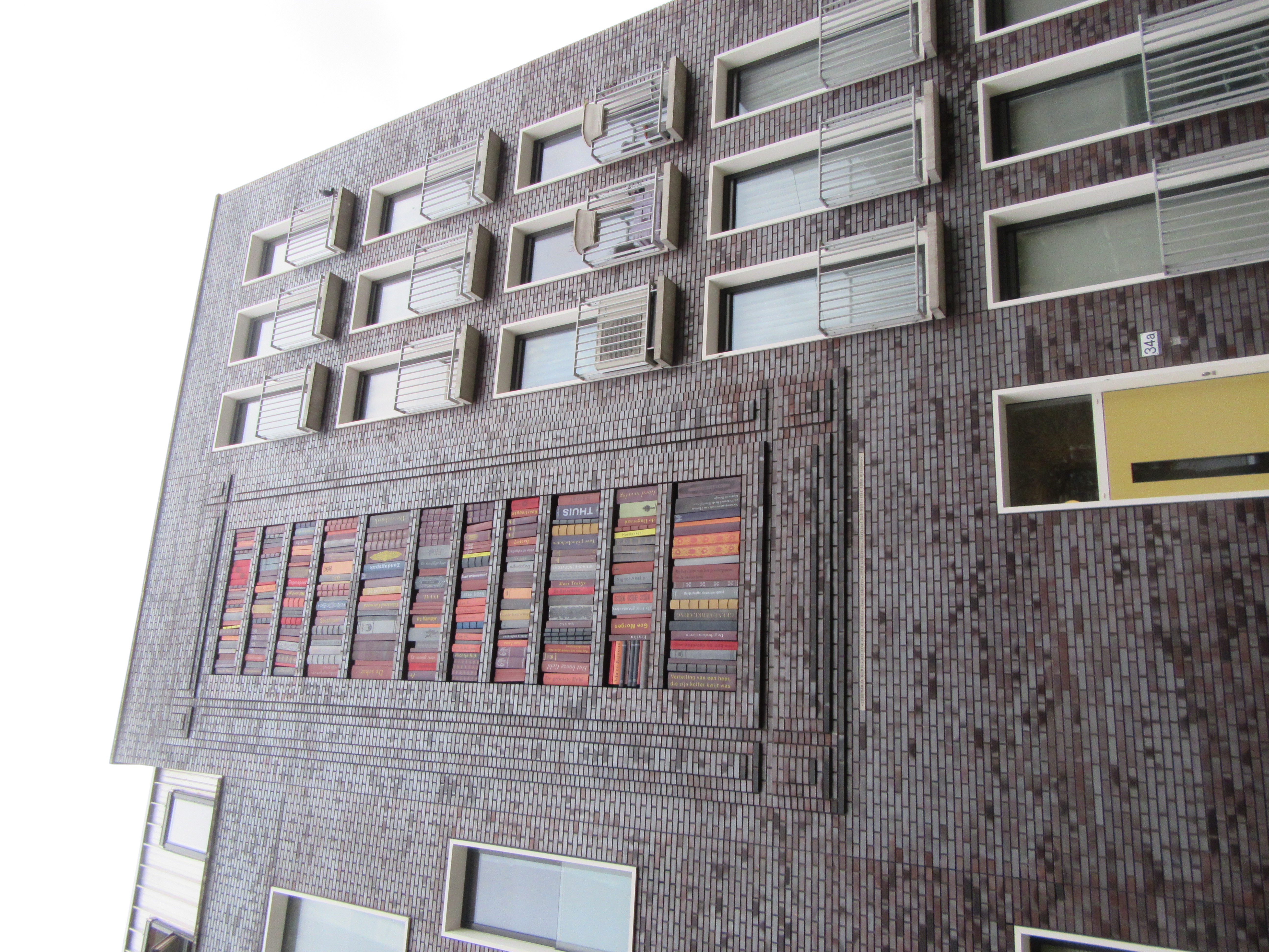 Amesterdam - building with bookshelf